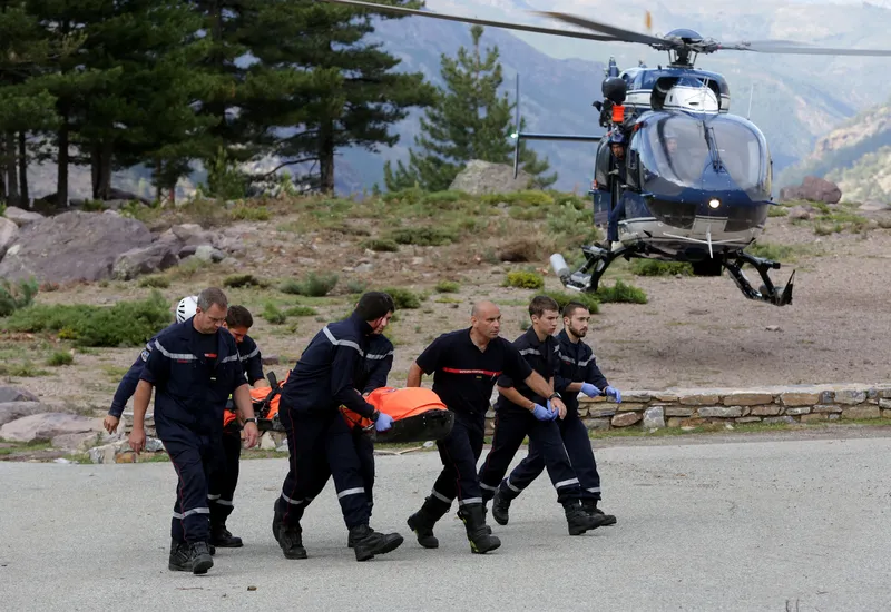 Os socorristas recuperam uma quarta vítima.