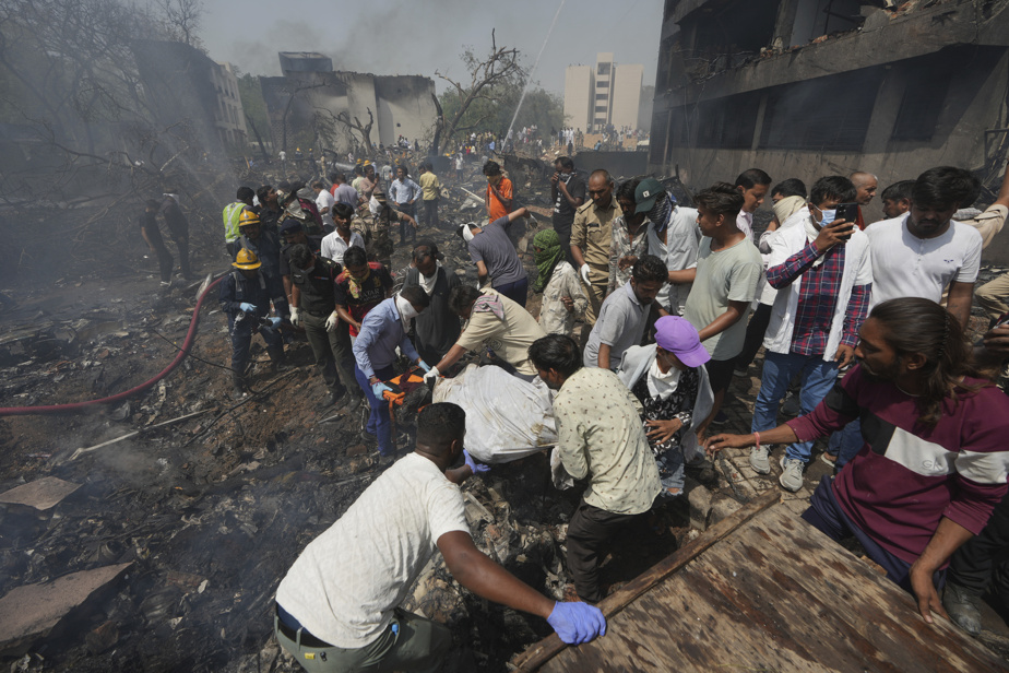 Autoridades e moradores transportam vítimas